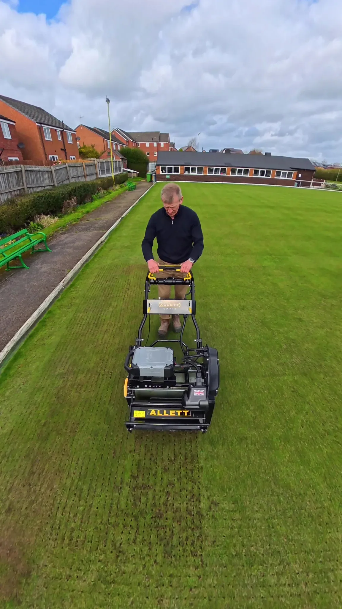 Kosiarka OMNIA od Allett Mowers – wysoka wydajność przy niskiej emisji